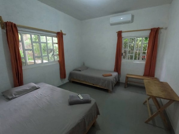 2 quartos, escrivaninha, ferros/tábuas de passar roupa