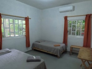 2 quartos, escrivaninha, ferros/tábuas de passar roupa