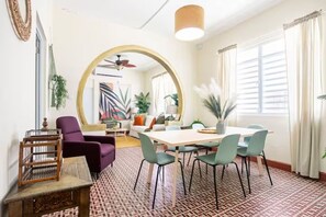 Signature-Apartment, Balkon, Erdgeschoss | Wohnbereich | 55-Zoll-Flachbildfernseher mit Kabelempfang