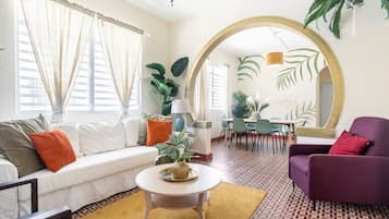 Departamento Prestigio, balcón, planta baja | Área de sala de estar | Televisión de pantalla plana de 55 pulgadas con canales por cable