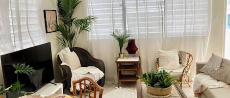 Deluxe Single Room | Living area