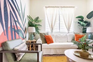 Ropa de cama de alta calidad y caja de seguridad en la habitación 