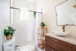 Signature Apartment, Balcony, Ground Floor | Bathroom | Shower, free toiletries, hair dryer, towels