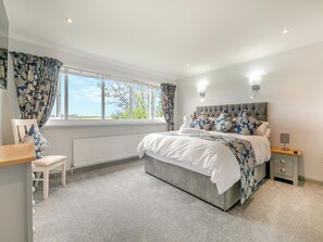 5 bedrooms, free WiFi, bed sheets - 5 bedroom accommodation in Helston (Helston)