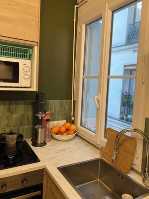 Kylskåp, mikrovågsugn, ugn och spishäll