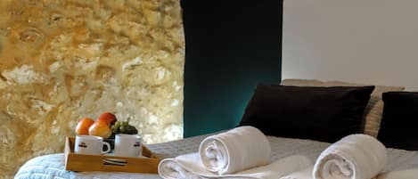 8 bedrooms, free WiFi, bed sheets