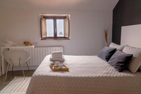 8 bedrooms, free WiFi, bed sheets