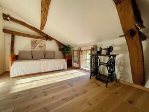 5 habitaciones, tabla de planchar con plancha y cuna de viaje 