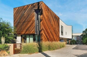 Exterior - The Austin Oasis: Modern, spacious, and close to everything (Austin)