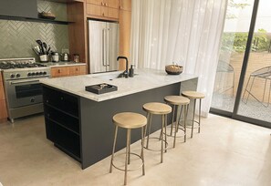 Fridge, microwave, oven, stovetop - The Austin Oasis: Modern, spacious, and close to everything (Austin)