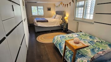 2 habitaciones, tabla de planchar con plancha y cuna de viaje