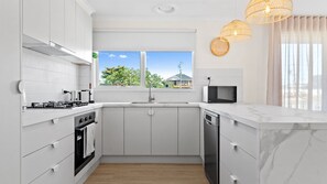 Fridge, microwave, oven, stovetop - Capel Coastal Escape (Capel Sound)