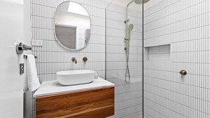 Douche, sèche-cheveux