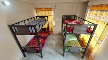 9 slaapkamers, een strijkplank/strijkijzer, wifi, beddengoed