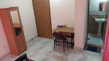 Een haardroger, handdoeken, zeep, toiletpapier