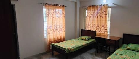 9 habitaciones, tabla de planchar con plancha, wifi y ropa de cama