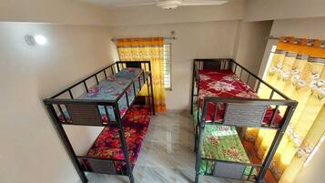 9 slaapkamers, een strijkplank/strijkijzer, wifi, beddengoed