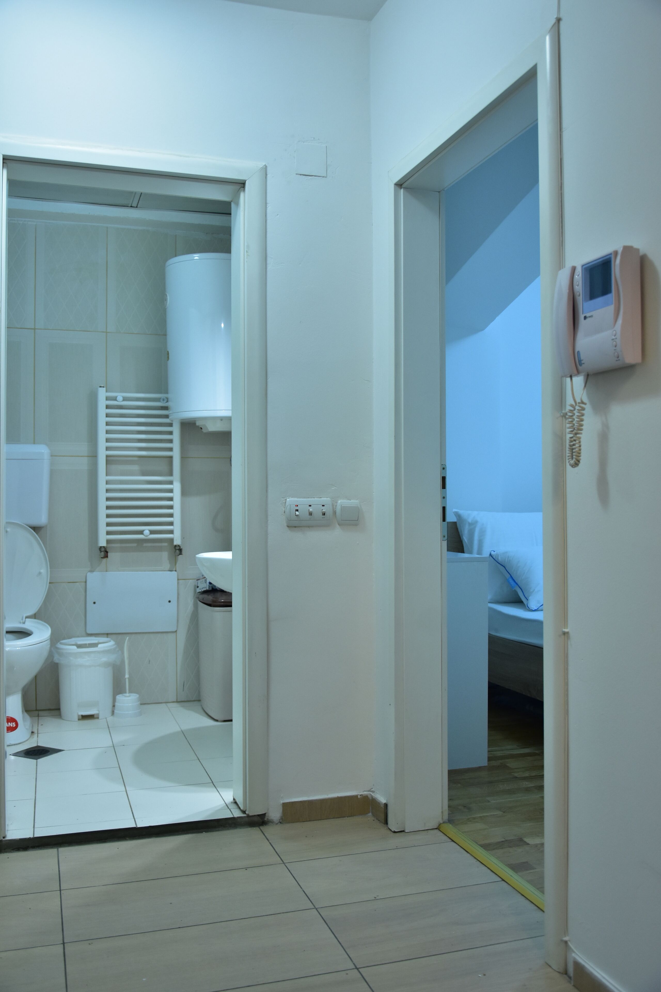 Regadera, secadora de cabello, toallas, jabón 