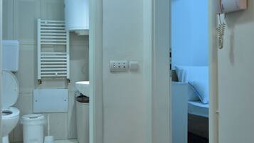 Regadera, secadora de cabello, toallas, jabón