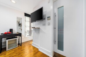 经典三人房, 独立浴室 | 客房内保险箱、笔记本电脑工作区、熨斗/熨衣板、免费 WiFi