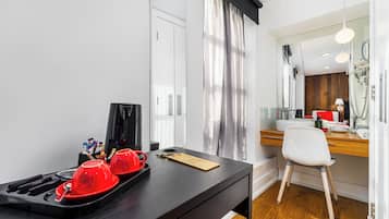 Caja de seguridad en la habitación y espacio para trabajar con laptop