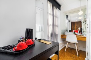 Habitación triple clásica, baño en la habitación | Caja de seguridad en la habitación y espacio para trabajar con laptop