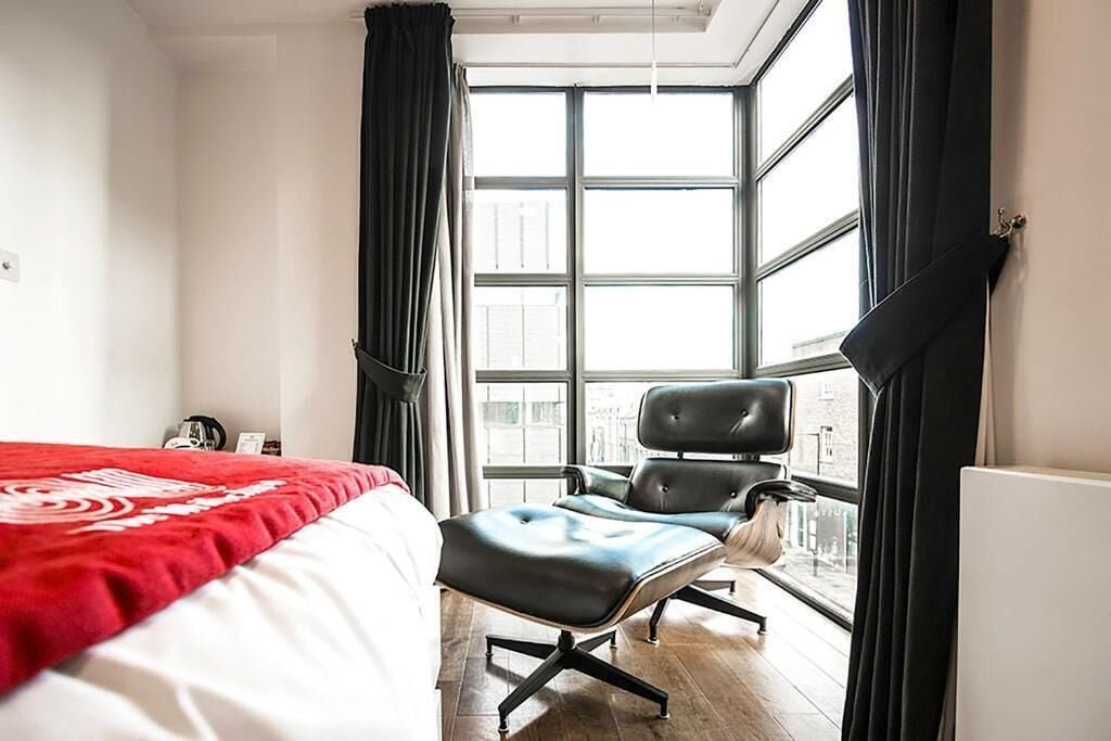 Quarto duplo superluxo, suíte, vista para a cidade (Executive Twin Room) | Cofres nos quartos, espaço de trabalho para notebook