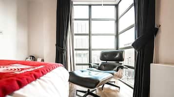 Caja de seguridad en la habitación y espacio para trabajar con laptop