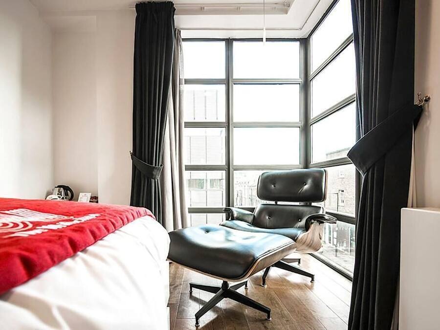 Camera Luxury con 2 letti singoli, bagno in camera, vista città (Executive Twin Room) | Una cassaforte in camera, postazione laptop, ferro/asse da stiro