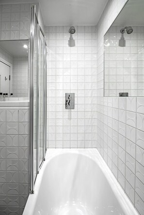 Hair dryer, towels, soap, shampoo - The Whitechapel (London)