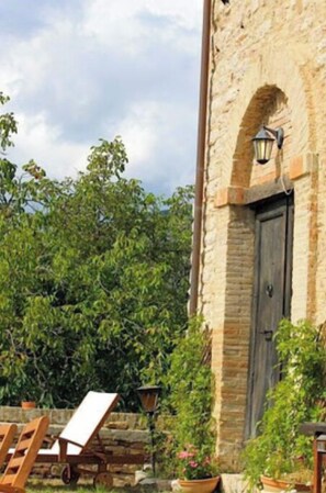 Property grounds - 4 Bedroom Private vacation home in Pievebovigliana (Pievebovigliana)