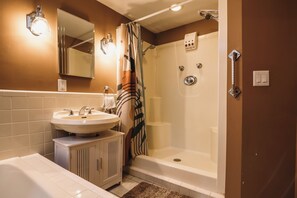 Bañera de hidromasaje, secador de pelo, toallas y jabón