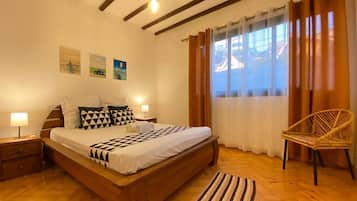 5 bedrooms, iron/ironing board, WiFi, bed sheets