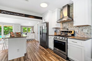 Kylskåp, mikrovågsugn, ugn och spishäll