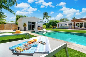A heated pool - Make a Splash • Private Pool Near Atlantic Ave (Delray Beach)