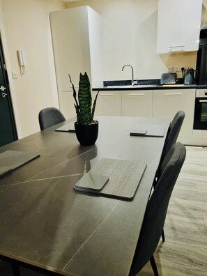 Dining - Brand new apartment + free parking near Manchester City Center and Old Trafford (Manchester)
