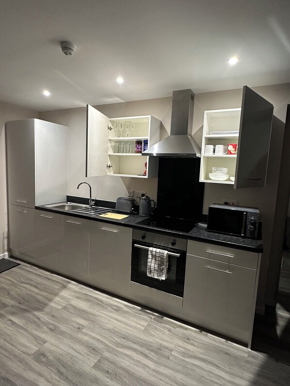 Fridge, microwave, oven, stovetop - Brand new apartment + free parking near Manchester City Center and Old Trafford (Manchester)