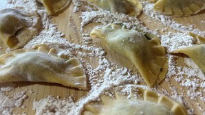 Une boîte de raviolis sur une surface en bois.
