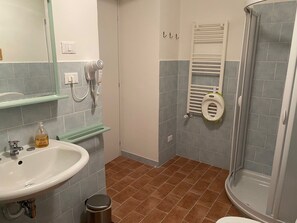 Douche, sèche-cheveux, bidet, serviettes fournies