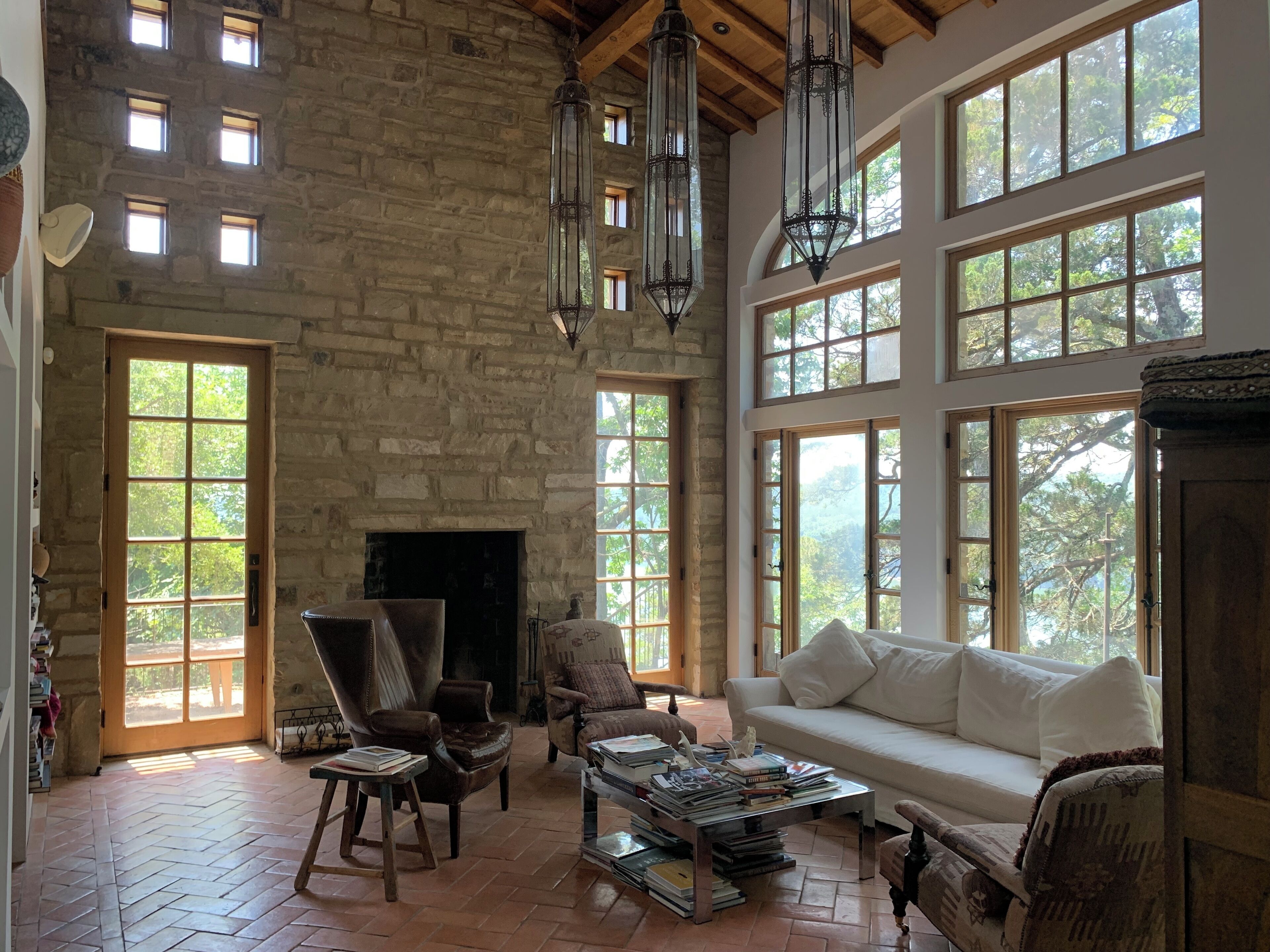 Smart TV, chimenea y libros 