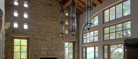 Smart TV, chimenea y libros