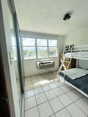 2 habitaciones, escritorio, tabla de planchar con plancha y wifi gratis 