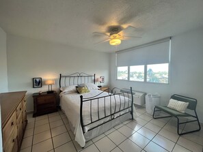 2 quartos, escrivaninha, ferros/tábuas de passar roupa