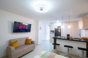 Departamento básico | Área de sala de estar | Smart TV de 50 pulgadas con canales digitales