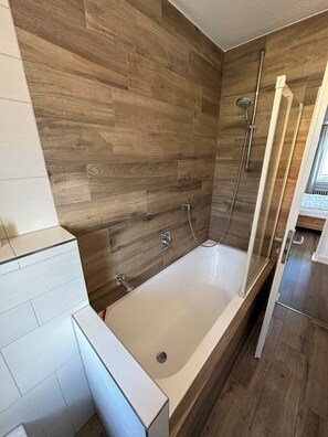 Een douche, een haardroger, handdoeken, zeep