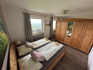 2 bedrooms, iron/ironing board, travel cot, free WiFi