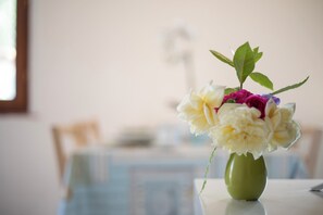 Um vaso com flores sobre uma mesa.