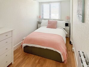 2 bedrooms, free WiFi, bed sheets - Angie's Beachside House (Point Clear, near Clacton-on-Sea)