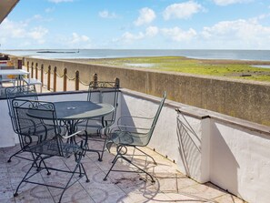 Outdoor dining - Angie's Beachside House (Point Clear, near Clacton-on-Sea)