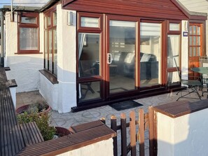 Outdoor dining - Angie's Beachside House (Point Clear, near Clacton-on-Sea)